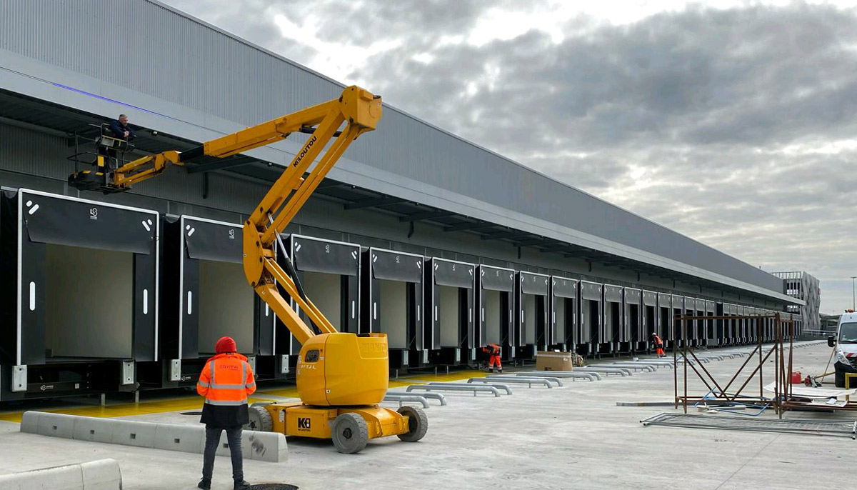 装舱工业门安装为Willmott Dixon